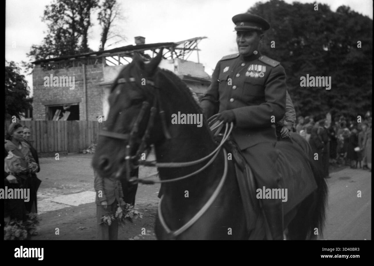 Dieses Foto am 16. Juni 1945 zeigt Major General Lembit Pärn zu Pferd während der Ankunft des Estnischen Nationalkorps in Tallinn. Das Bild zeigt den Militärführer und seine Truppen, die in die Stadt eindringen. Stockfoto