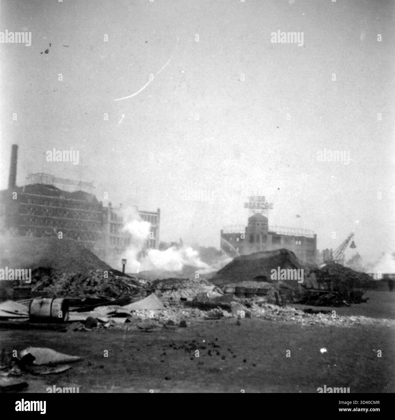 Das Gebiet um die Oosterkade war stark von den deutschen Bombardements vom 14. Mai 1940 betroffen. Dieses Bild zeigt den zerstörten Maasstation-Hof, mit der Vittoria ägyptischen Zigarettenfabrik oder Miss Blanche Fabrik im Hintergrund auf der Admiraliteitskade. Stockfoto