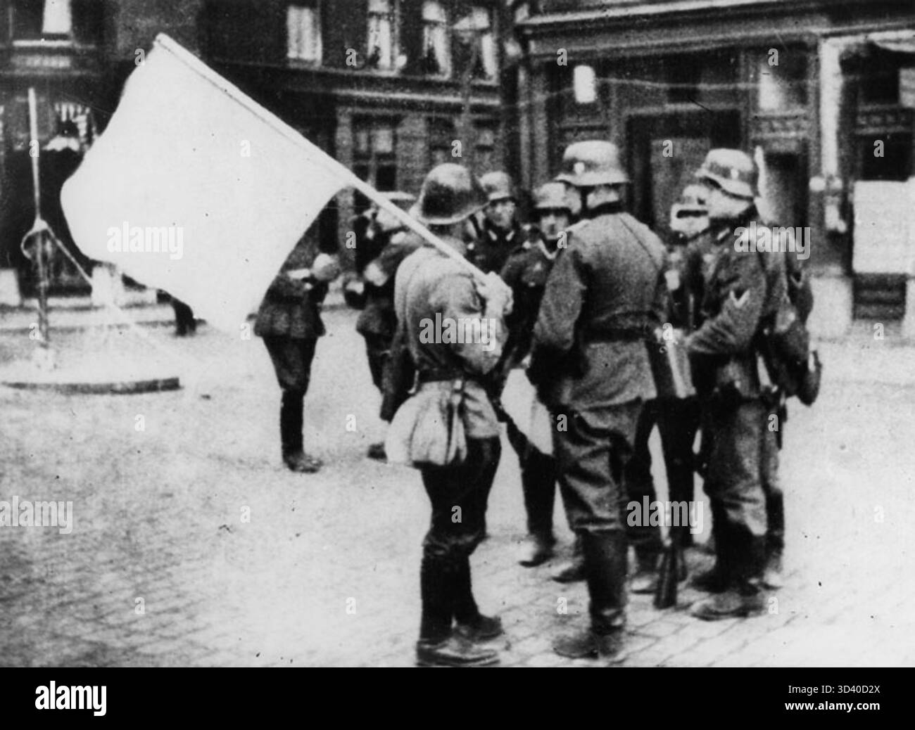 Dieses Bild, aufgenommen am 14. Mai 1940, zeigt Sergeant Major Van Ommering mit einer weißen Flagge während eines Gesprächs mit deutschen Soldaten auf dem Noordereiland während der frühen Phase der deutschen Invasion in die Niederlande. Stockfoto