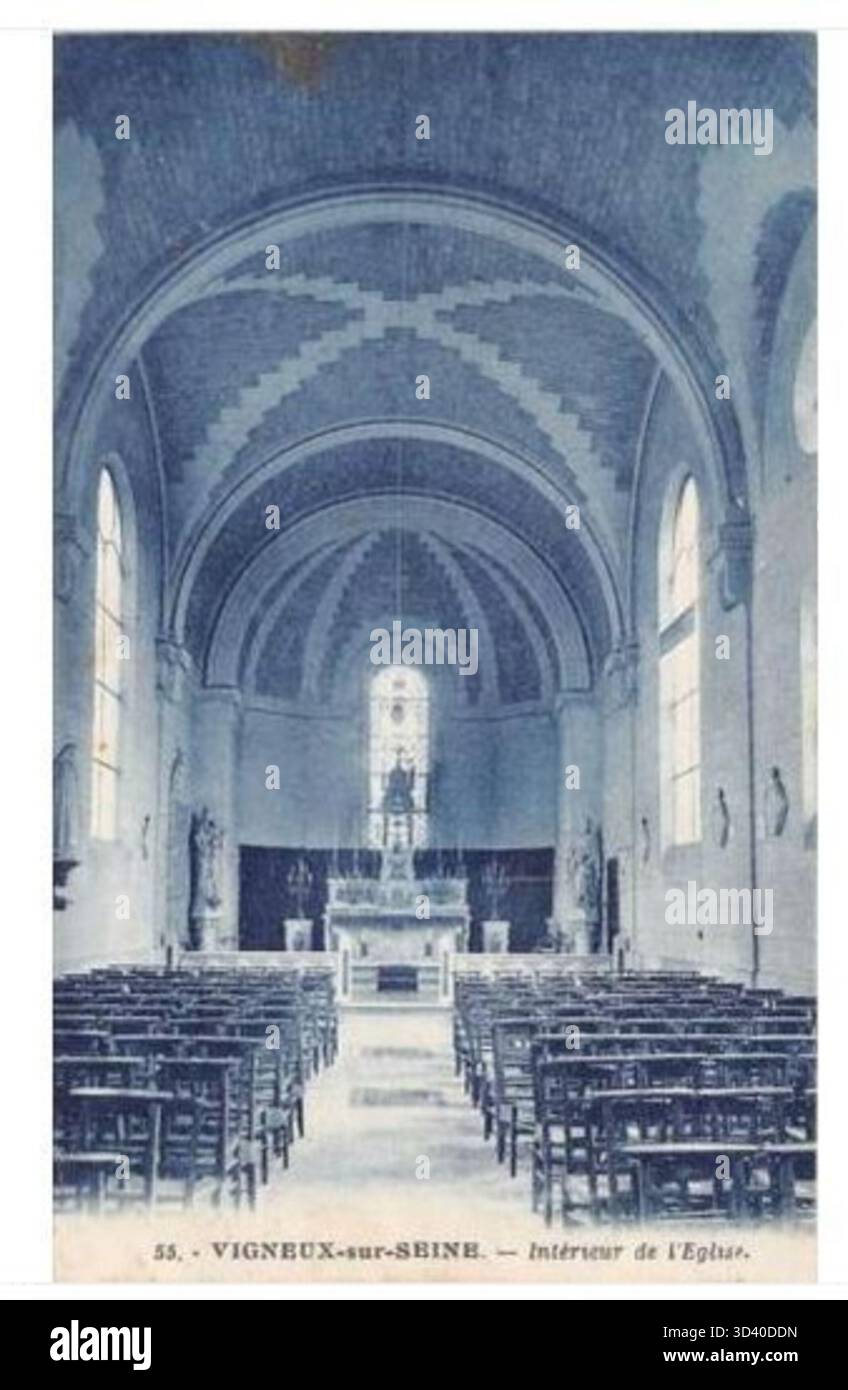 Eine Innenansicht der Kirche in Vigneux-sur-seine aus den 1900er Jahren, die die religiöse Architektur und die Innenarchitektur zeigt, die typisch für französische Kirchen in dieser Zeit war. Stockfoto
