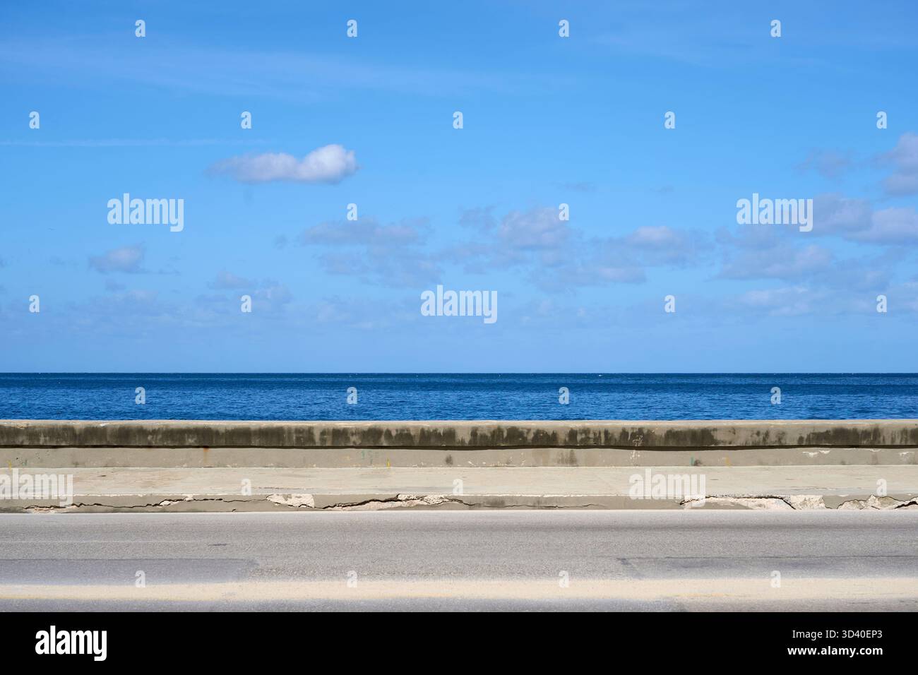 Eine Promenade vor dem Hintergrund des Meeres, die sich über den Horizont in Havanna erstreckt Stockfoto