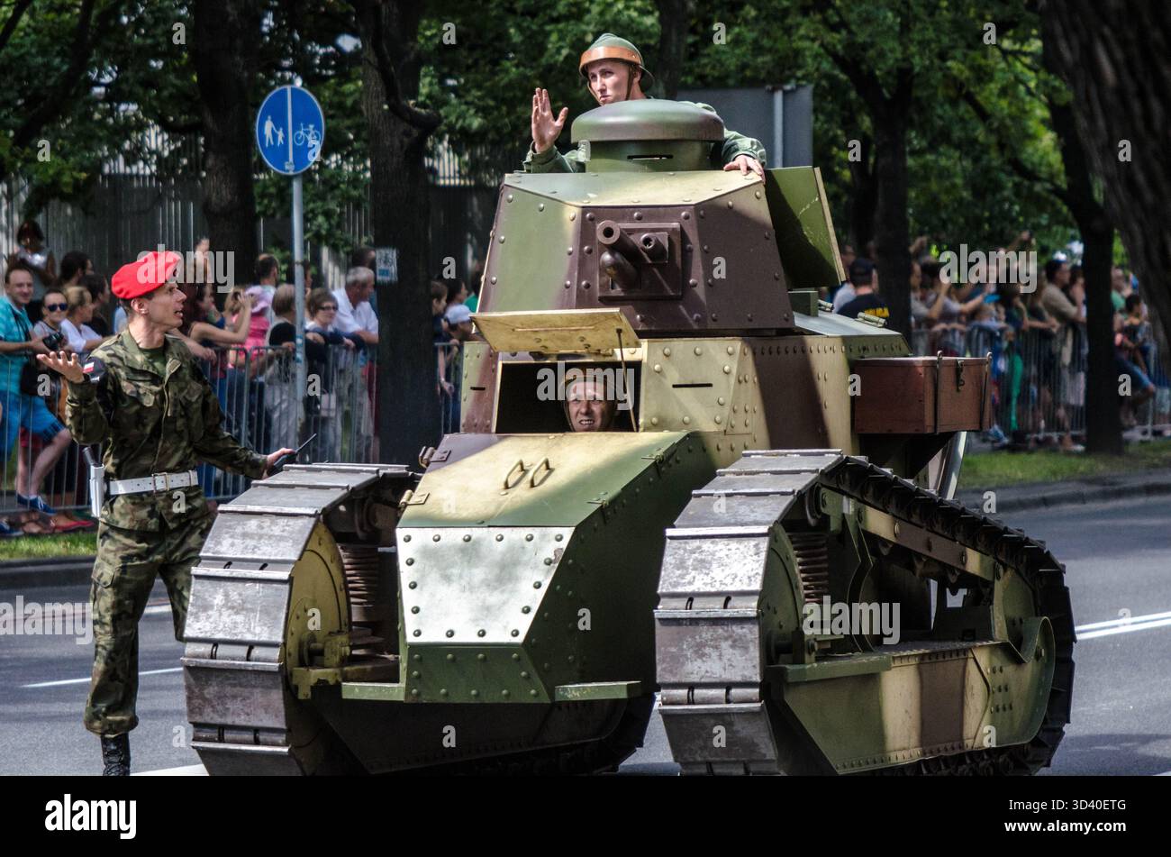 Die Besatzung eines kleinen historischen Kampfpanzers diskutiert mit einem Soldaten, der einen roten Berret trägt und einen Streit hat. Stockfoto