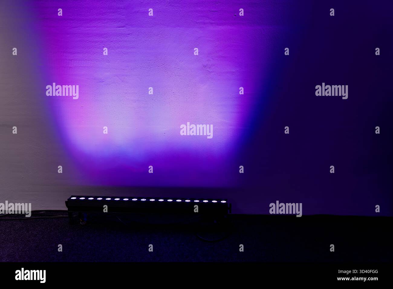 LED-Bühnenlichtbalken projizieren lila und blaue Beleuchtung an die Wand und zeigen die Beleuchtungsausstattung für Veranstaltungen, moderne Farbtechnologie und professionelle Visua Stockfoto