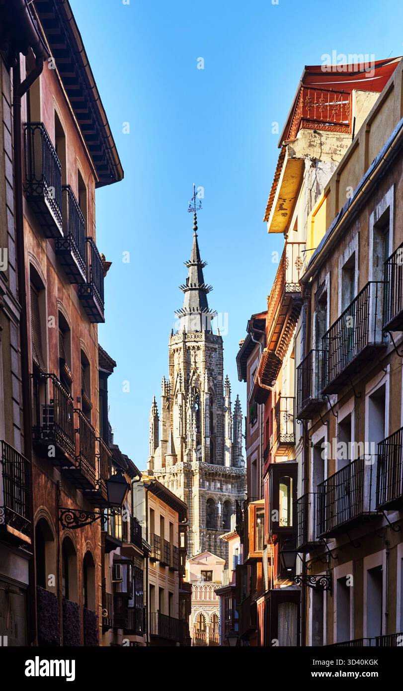 Der Glockenturm der Primatenkathedrale der Heiligen Maria von Toledo (Kathedrale Primada Santa María de Toledo), von einer engen Straße aus gesehen Stockfoto