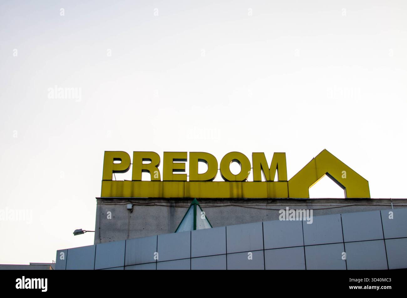 Gelbes „PREDOM“-Schild auf einem modernistischen Gebäude in Warschau, Polen. Stockfoto