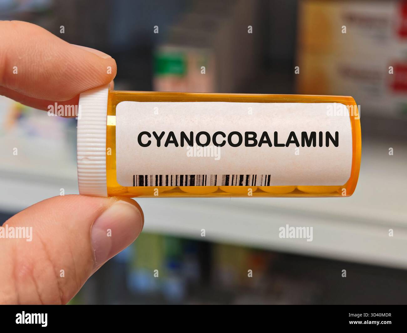 Orange Plastikbox CYANOCOBALAMIN Tabletten auf einem Krankenhaus Apothekentisch verwendet, um Vitamin B12 Mangel ein Vitaminergänzung zu behandeln. PHARMAZIE wackelig Stockfoto