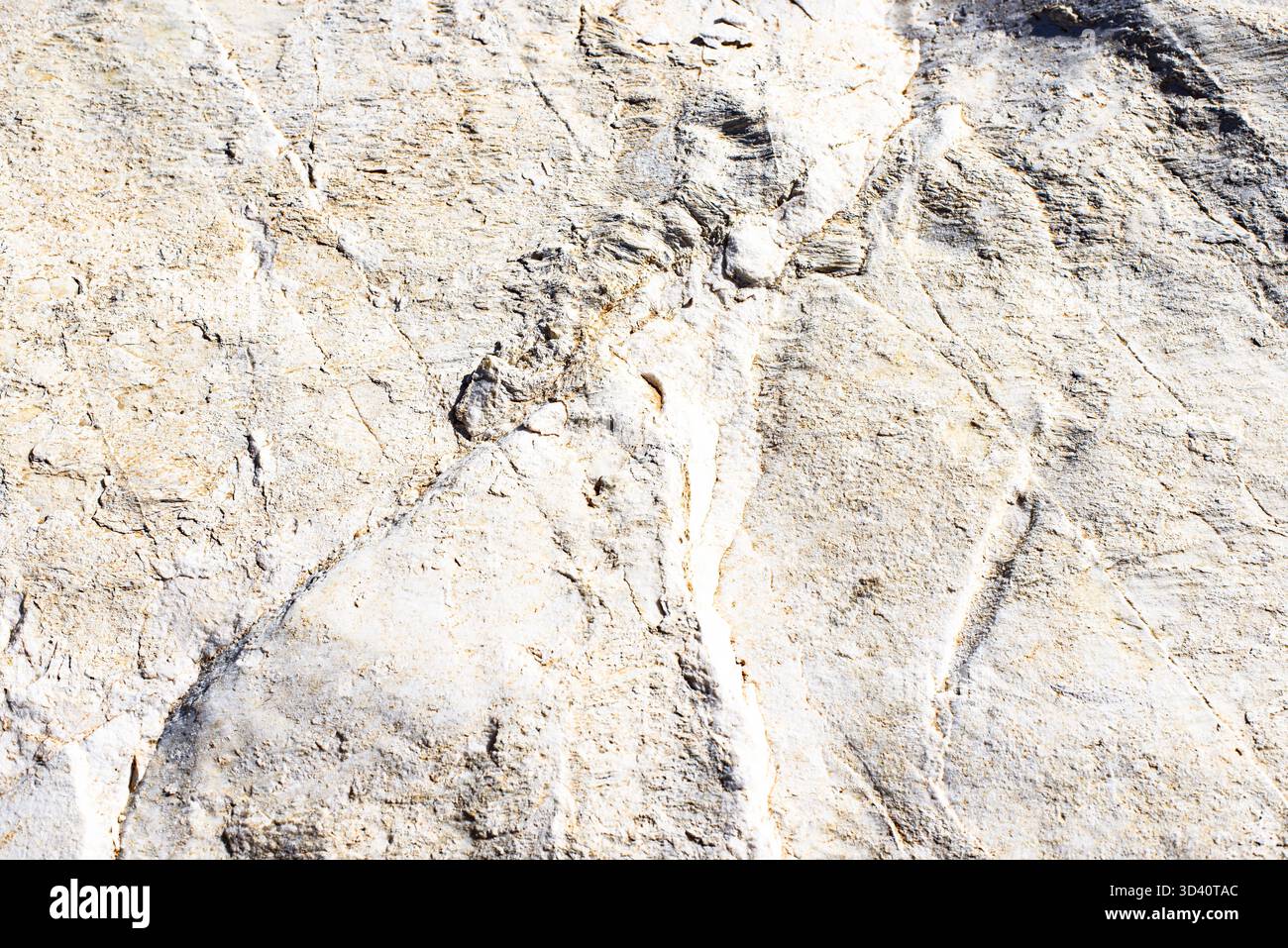 Echte natürliche Grunge rostiger roher weißer Marmor Stein Oberflächenbeschaffenheit wie aus dem Berg extrahiert. Stockfoto