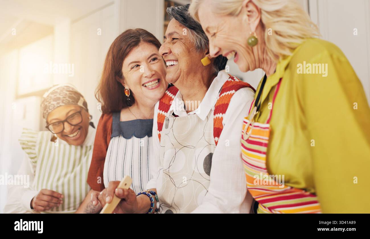 Kochen, lachen und reife Frauen in der Küche für Bonding, Kochkünste und kulinarische Lektion. Glückliches, geselliges Wiedersehen und ältere Freunde mit Zutaten Stockfoto