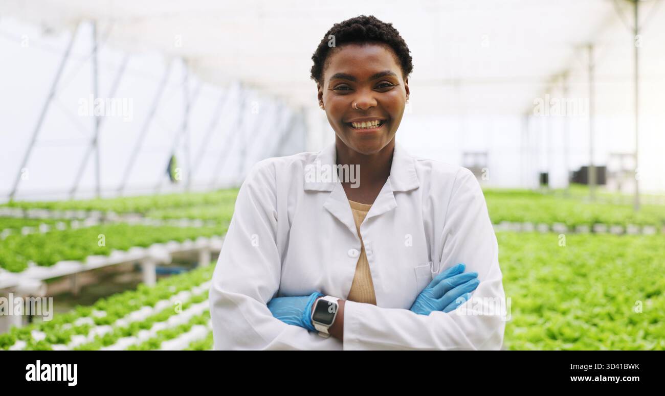 Schwarze Frau, Arme gekreuzt und Wissenschaftlerin im Gewächshaus für Lächeln, Porträt oder Gemüse für Wachstum. Mensch, Landwirtschaft und Nachhaltigkeit mit Stockfoto