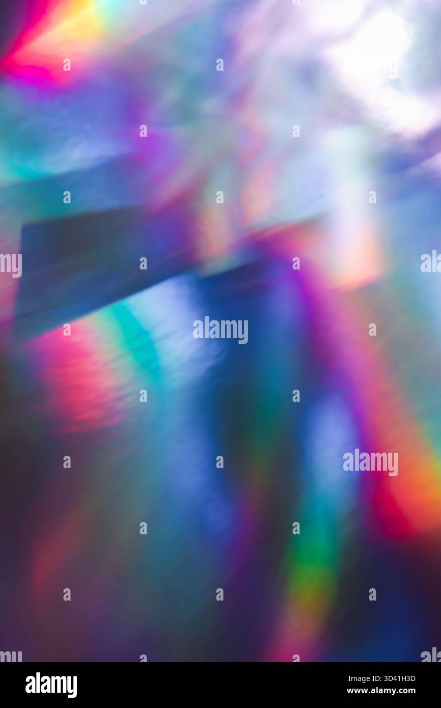 Weicher, farbenfroher abstrakter Hintergrund mit unscharfen Lichtreflexionen in lila, blauen und rosa Tönen, die eine traumhafte Farbverlaufsstruktur erzeugen. Stockfoto