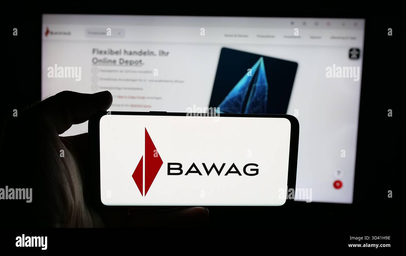 Deutschland. Oktober 2025. In dieser Fotoabbildung hält eine Person ein Handy mit dem Logo des österreichischen Finanzdienstleistungsunternehmens BAWAG auf dem Bildschirm vor der Webseite. (Credit Image: © Timon Schneider/SOPA Images via ZUMA Press Wire) NUR REDAKTIONELLE VERWENDUNG! Nicht für kommerzielle ZWECKE! Stockfoto