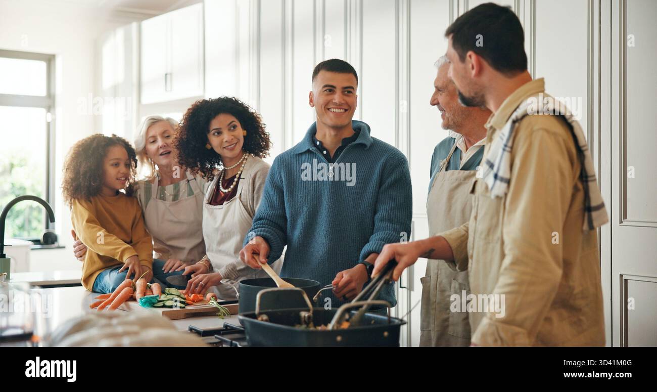 Kochen, helfen und große Familie in der Küche zum Mittag- und Abendessen und bereiten Essen für die Bindung zu Hause. Kulinarische Fähigkeiten, geselliges Treffen und Leute zum Essen Stockfoto