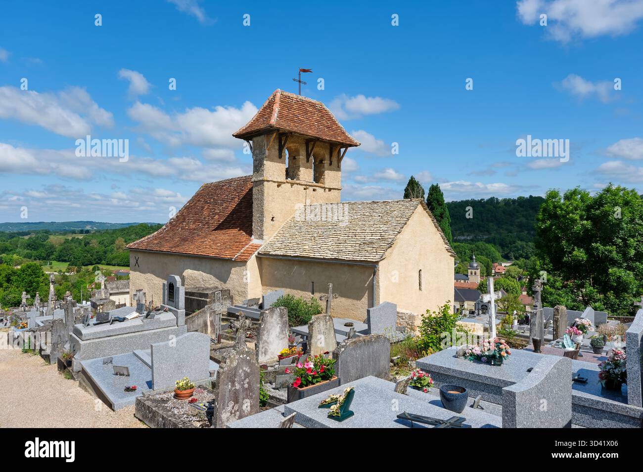 Blick auf die White Penitents Chapel und den Friedhof auf einem Hügel in der Nähe des Dorfes Cornac Lot Occitanie in Südfrankreich im Sommer Stockfoto
