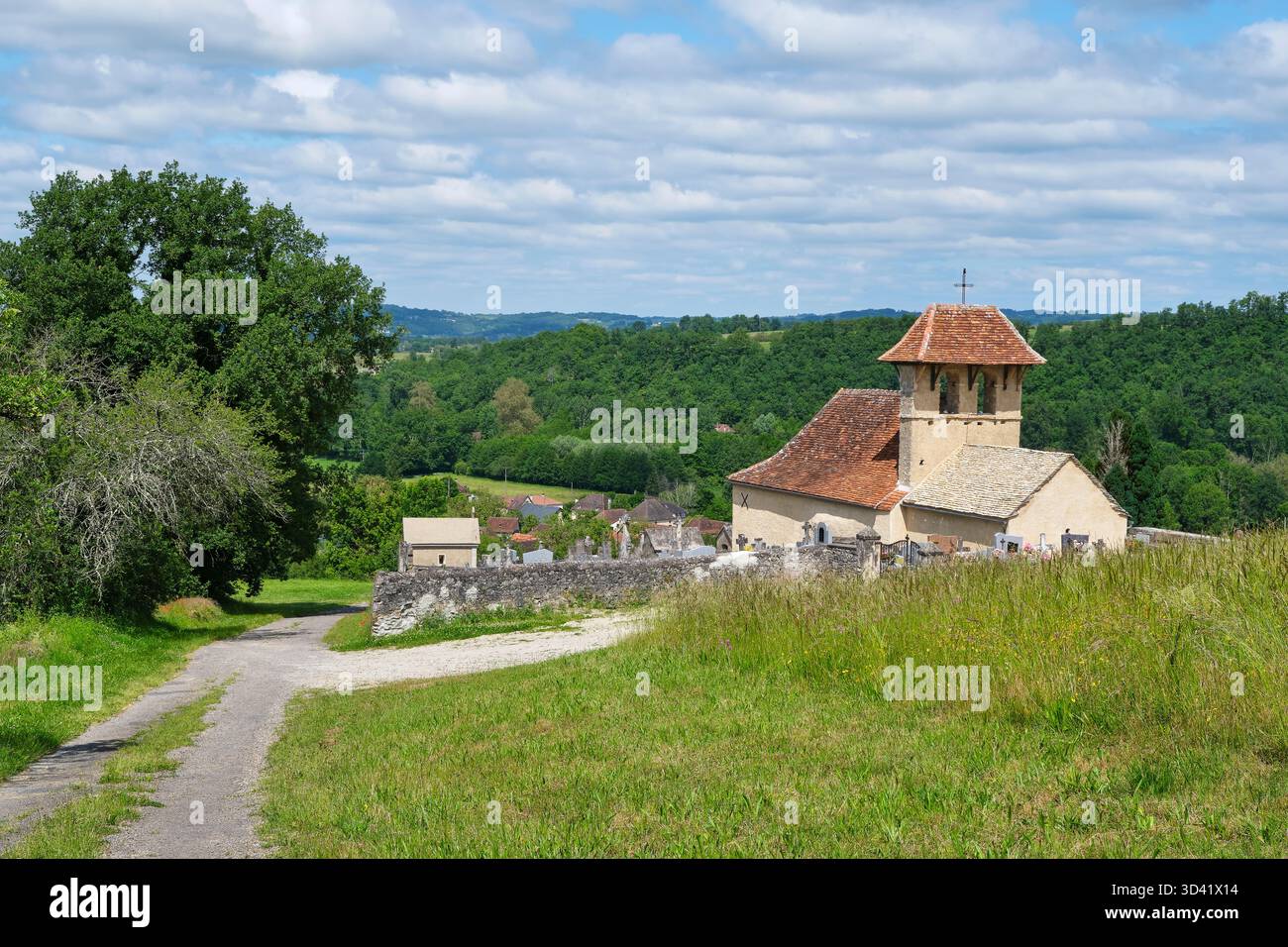 Blick auf die White Penitents Chapel und den Friedhof auf einem Hügel in der Nähe des Dorfes Cornac Lot Occitanie in Südfrankreich im Sommer Stockfoto