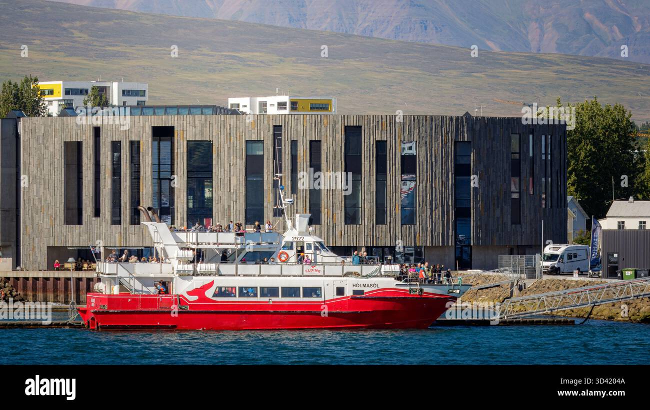 Akureyri, Island, 19. August 2025, segeln Sie in die ruhige Uferpromenade von Akureyri, der größten Stadt in Nordisland. Stockfoto