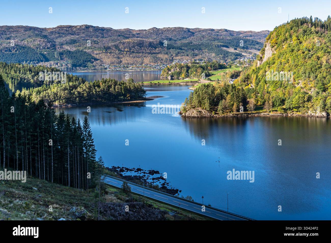 Blick auf den Lundevatn See in Norwegen Stockfoto
