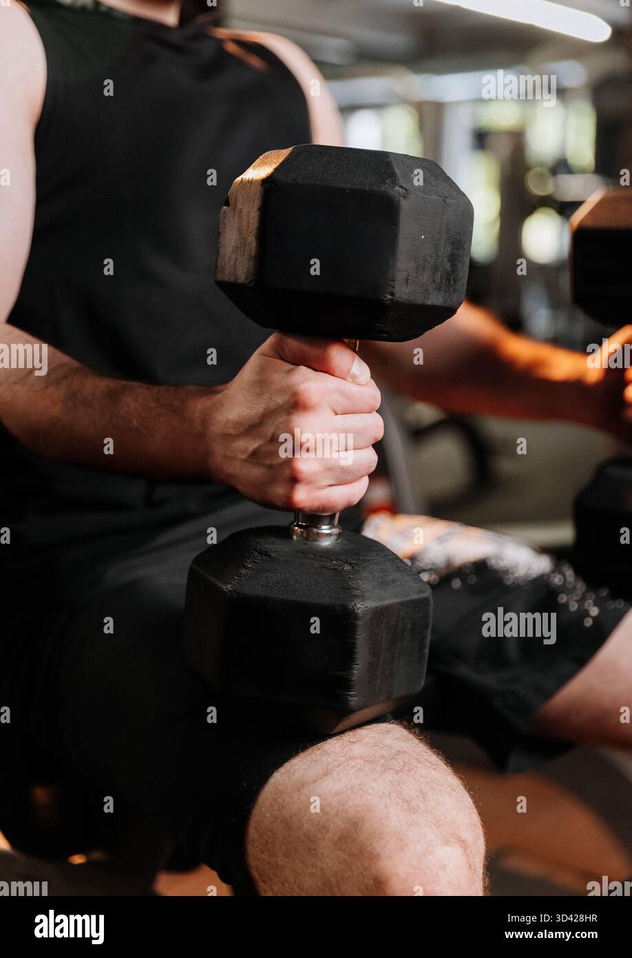 Nahaufnahme einer männlichen Hand, die schwere Hantel während des Krafttrainings im Fitnessstudio hält Stockfoto