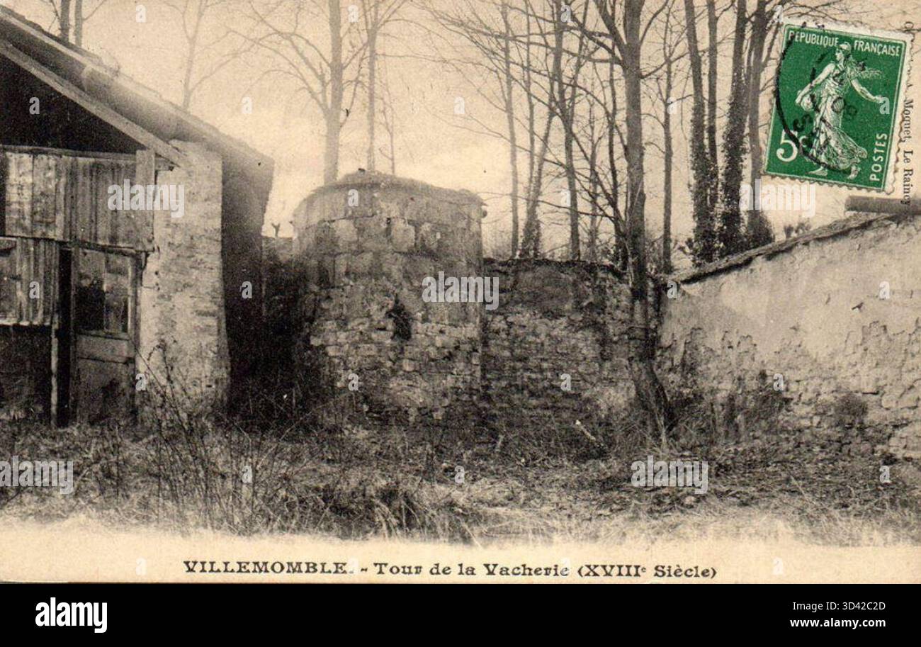 Die Tour de la Vacherie in Villemomble, ein Turm, der Anfang des 20. Jahrhunderts erbaut wurde, wurde auf diesem Foto von 1900 bis 1910 aufgenommen. Diese historische Struktur spiegelt den architektonischen Stil und den ländlichen Charakter der Zeit wider. Stockfoto