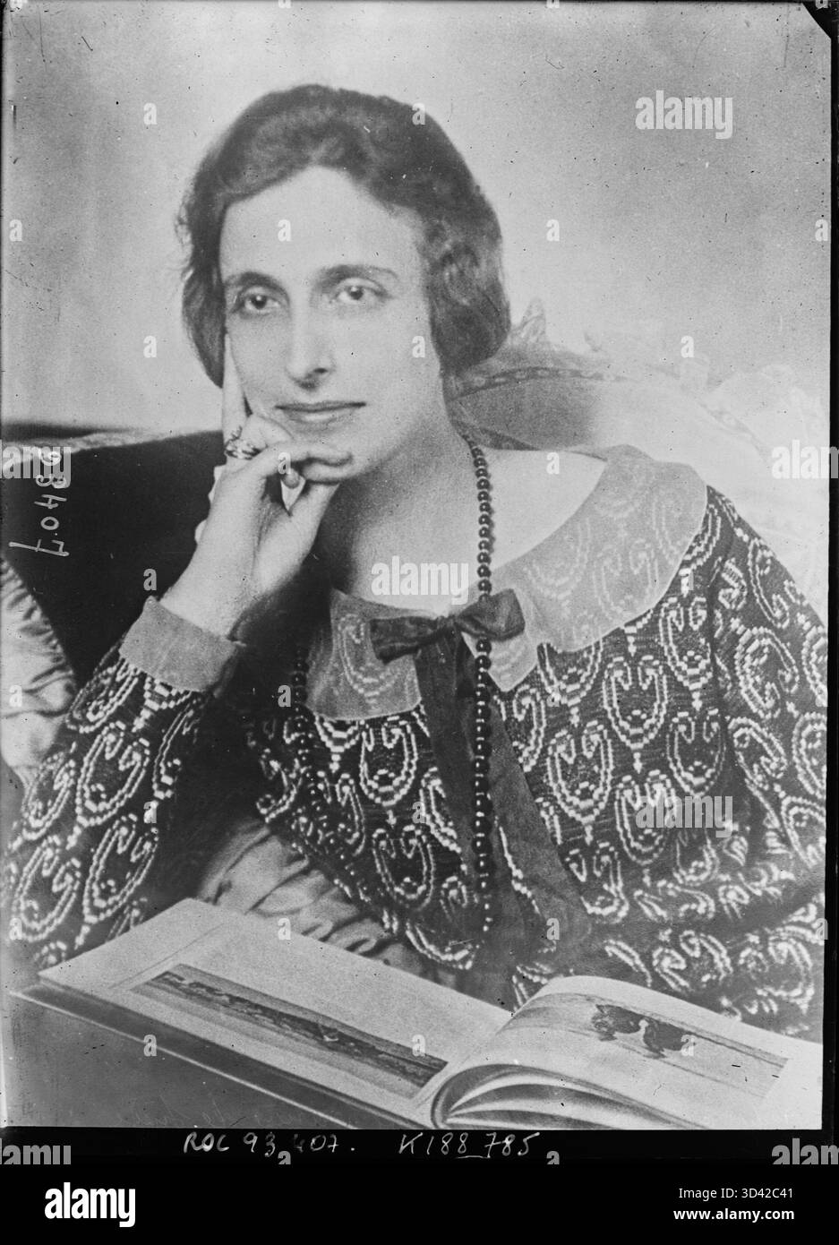 Ein Pressefoto von Lady Louise Mounbatten aus dem Jahr 1924, die von der Rol Agency aufgenommen wurde. Sie ist in einem formalen Porträt als Teil der schwedischen Königsfamilie dargestellt. Stockfoto