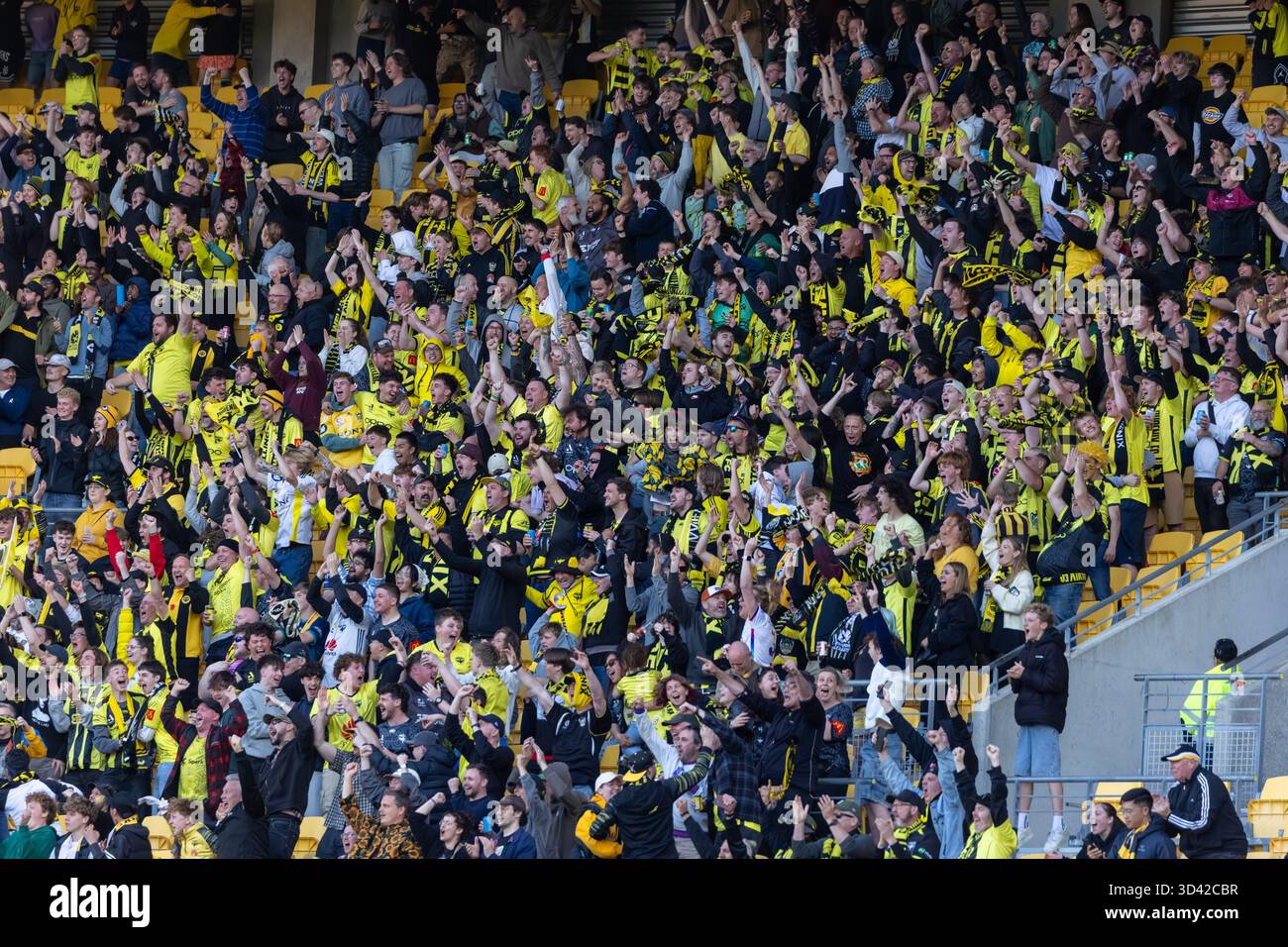 Wellington, Neuseeland. November 2025. Wellingtons Gelbfieber-Unterstützer feiern den Equalizer ihres Teams. Wellington Phoenix gegen Auckland FC. Isuzu Ute A-League Runde 4. Sky Stadium. Wellington. Neuseeland. Auckland FC gewinnt. Vollzeit 2-1 (HT 2-1). (Joe Serci/SPP) Credit: SPP Sport Press Photo. /Alamy Live News Stockfoto