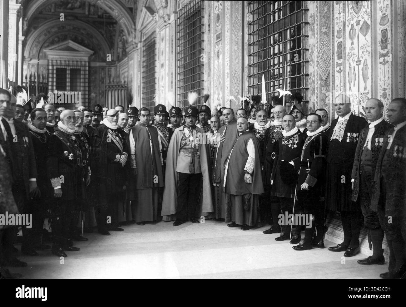 König Amanullah von Afghanistan besucht am 20. Januar 1928 den Vatikan in Rom und wird von Papst Pius XI. In einer Audienz empfangen, nach der er mit seiner Gefolgschaft für ein Foto posiert. Stockfoto