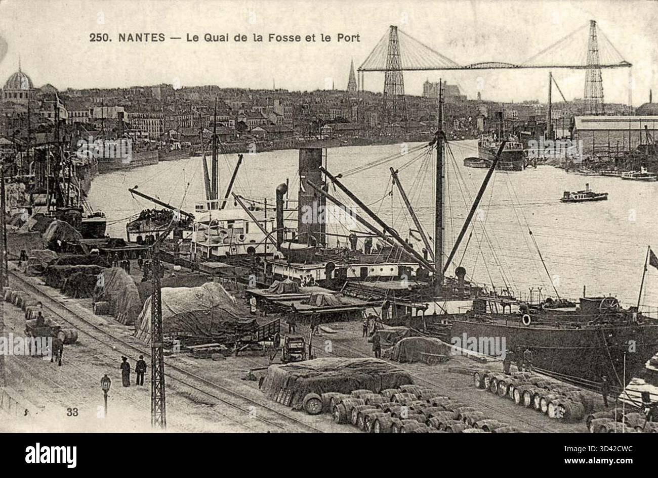 Dieses Foto aus dem frühen 20. Jahrhundert zeigt den Quai de la Fosse und den Hafen von Nantes und zeigt den aktiven Seehandel und die Hafenanlagen der Stadt während dieser Zeit. Stockfoto