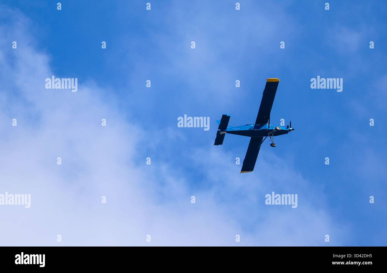 Flugzeug in einem blauen Himmel Stockfoto