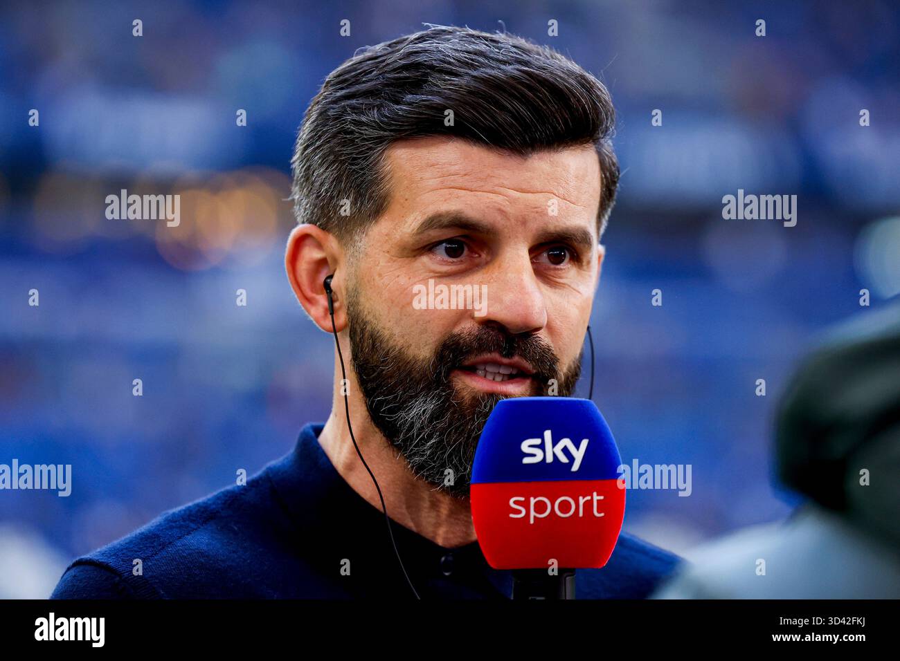 Miron Muslic von Schalke 04 schaut während der 2. Bundesliga-Spiel zwischen dem FC Schalke 04 und dem SV 07 Elversberg in der Veltins-Arena am 8. November 2025 in Gelsenkirchen. (Foto: Marcel ter Bals/MTB-Photo/Alamy Live News) Stockfoto