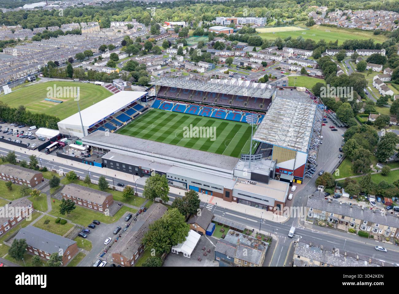 Luftaufnahme von Turf Moor, Heimstadion von Burnley FC, Burnley, Lancashire, Großbritannien. Stockfoto