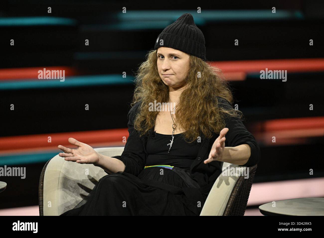 Maria Aljochina politische Aktivistin 10/25 Ihre Maria Aljochina am 30. Oktober 2025 in Markus Lanz , ZDF Aufzeichnung vom 29. Oktober 2025 TV Fernsehen Talkshow Talkshow Deutschland Russisch Frau Russin Künstlerin Musikerin Marija Wladimirowna Pussy Riot russischer politischer Aktivist Musiker Künstler quer halb sitzend sprechend gestikuliert *** Maria Alyokhina politische Aktivistin 10 25 Ihre Maria Alyokhina am 30. Oktober 2025 in Markus Lanz , ZDF Aufnahme vom 29. Oktober 2025 TV-Talkshow Talkshow Deutschland russische Frau russische Künstlerin Marija Wladimirowna Pu Stockfoto