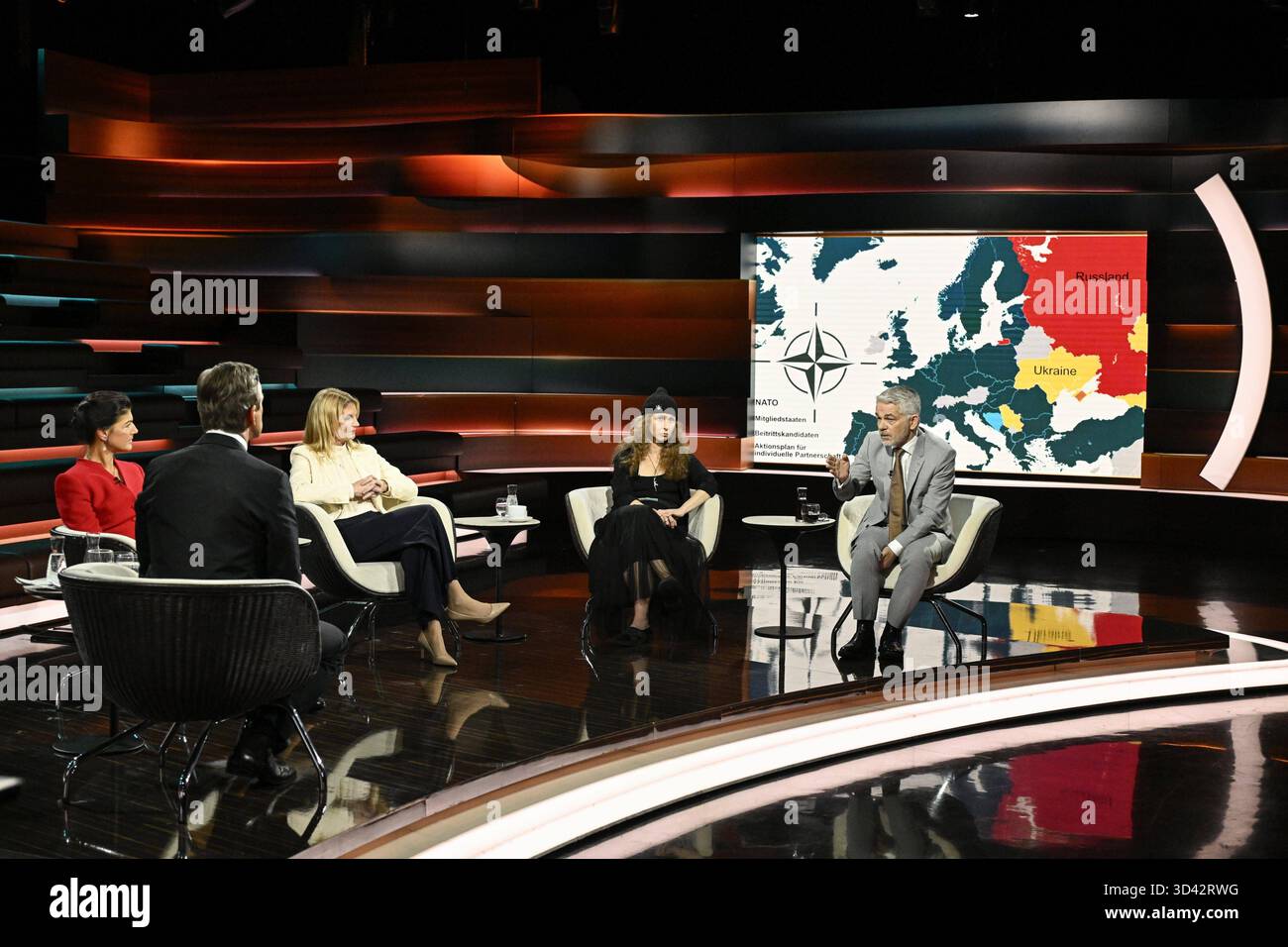 Talkrunde bei Markus Lanz , ZDF 10/25 her Sahra Wagenknecht, Markus Lanz, Kerstin Münstermann, Maria Aljochina und Carlo Masala v.li. Am 30. Oktober 2025 in Markus Lanz , ZDF Aufzeichnung vom 29. Oktober 2025 TV Fernsehen Talkshow Talk Show Deutschland deutsch deutsche Frau Frauen russisch Russin deutscher Mann Männer Politikerin Politik BSW Bündnis Journalistin Aktivistin Künstlerin Musikerin Marija Wladimirowna Pussy Riot Militärexperte Politikwissenschaftler Wissenschaftler Politik Politologe Mann Italien italienisch italienisch-deutscher Moderator Fotografie Fotogra Stockfoto