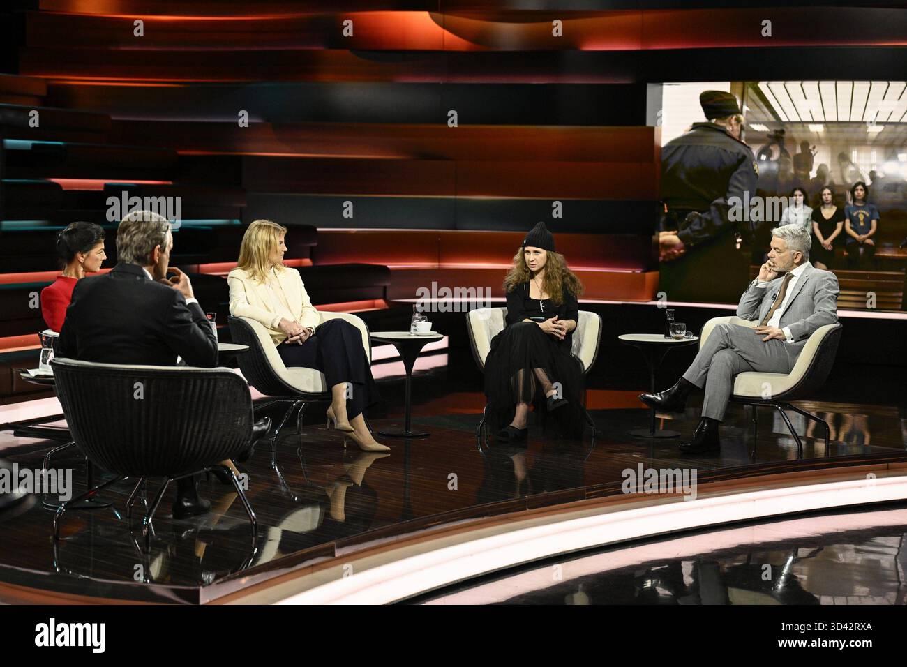 Talkrunde bei Markus Lanz , ZDF 10/25 her Sahra Wagenknecht, Markus Lanz, Kerstin Münstermann, Maria Aljochina und Carlo Masala v.li. Am 30. Oktober 2025 in Markus Lanz , ZDF Aufzeichnung vom 29. Oktober 2025 TV Fernsehen Talkshow Talk Show Deutschland deutsch deutsche Frau Frauen russisch Russin deutscher Mann Männer Politikerin Politik BSW Bündnis Journalistin Aktivistin Künstlerin Musikerin Marija Wladimirowna Pussy Riot Militärexperte Politikwissenschaftler Wissenschaftler Politik Politologe Mann Italien italienisch italienisch-deutscher Moderator Fotografie Fotogra Stockfoto