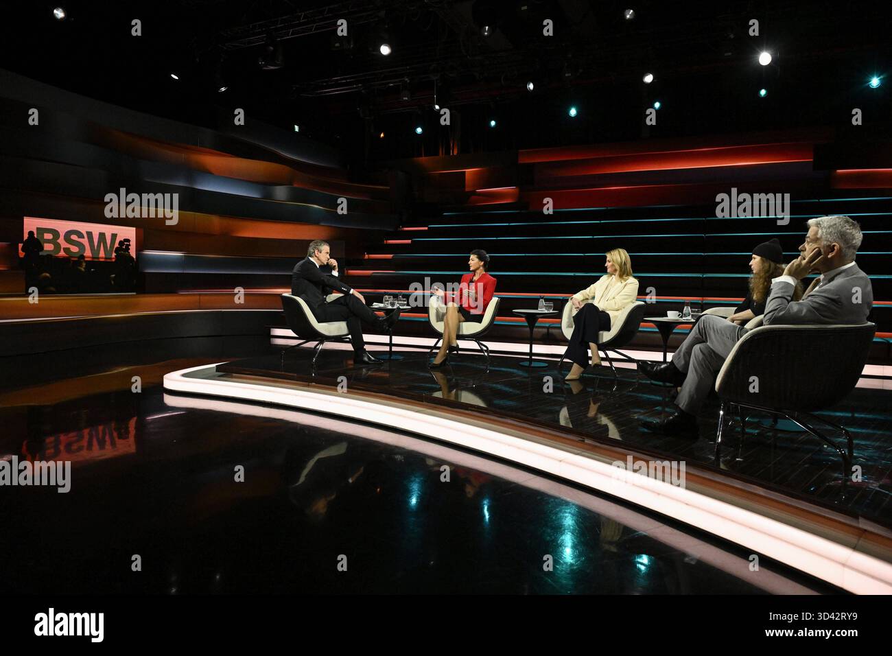 Talkrunde bei Markus Lanz , ZDF 10/25 her Markus Lanz, Sahra Wagenknecht, Kerstin Münstermann, Maria Aljochina und Carlo Masala v.li. Am 30. Oktober 2025 in Markus Lanz , ZDF Aufzeichnung vom 29. Oktober 2025 TV Fernsehen Talkshow Talk Show Deutschland deutsch deutsche Frau Frauen russisch Russin deutscher Mann Männer Politikerin Politik BSW Bündnis Journalistin Aktivistin Künstlerin Musikerin Marija Wladimirowna Pussy Riot Militärexperte Politikwissenschaftler Wissenschaftler Politik Politologe Mann Italien italienisch italienisch-deutscher Moderator Fotografie Fotogra Stockfoto