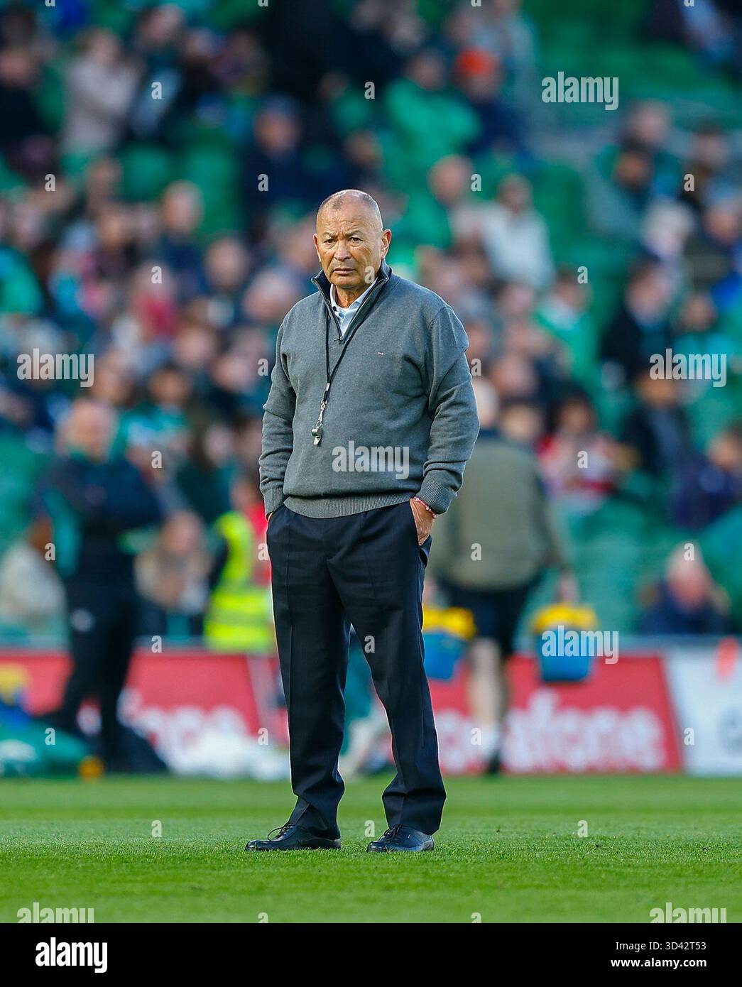 8. November 2025; Aviva Stadium, Dublin, Irland: Herbstserie International Rugby, Irland gegen Japan; Eddie Jones Japan Head Coach beobachtet sein Team vor dem Start Stockfoto