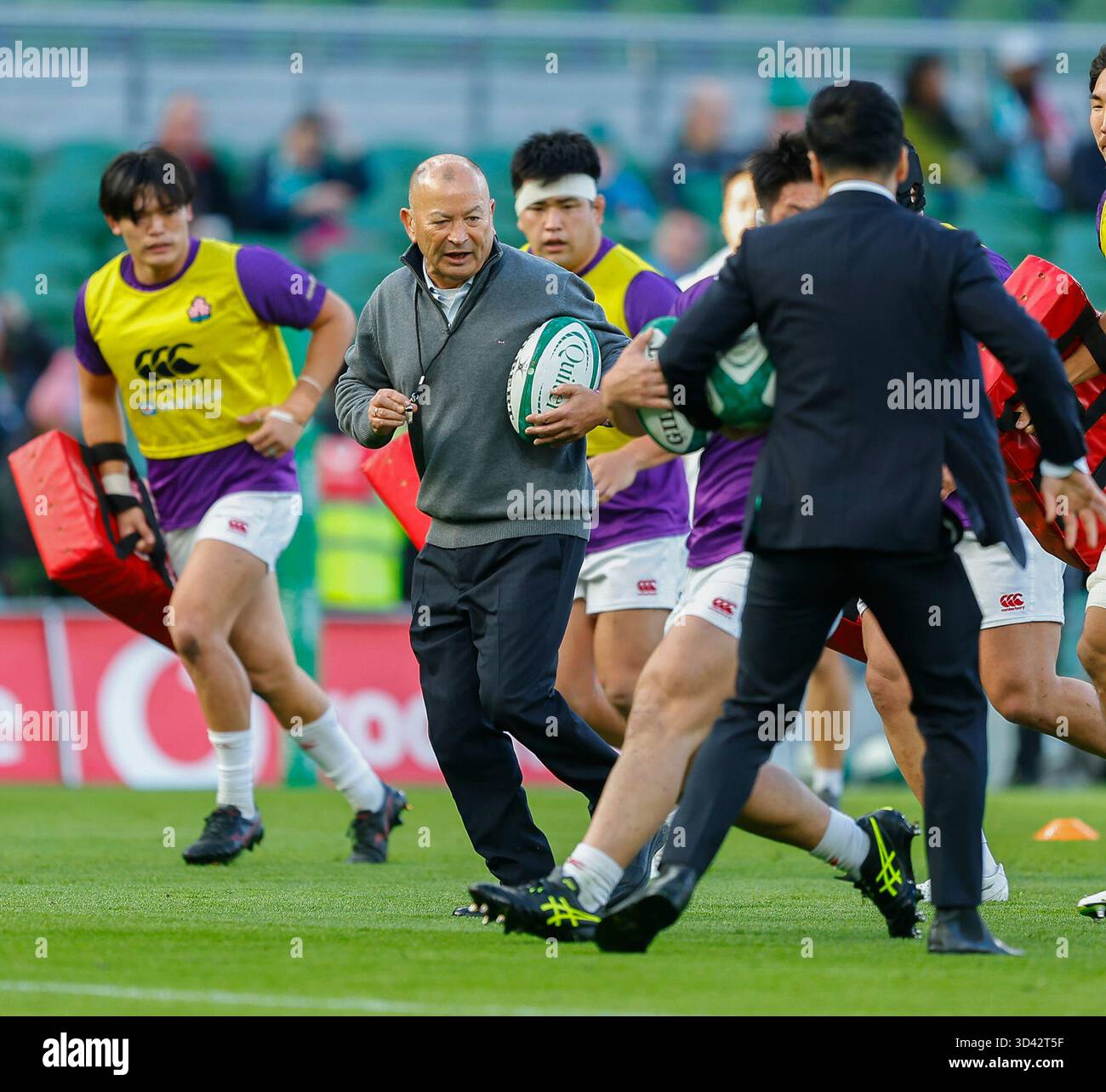 8. November 2025; Aviva Stadium, Dublin, Irland: Herbstserie International Rugby, Irland gegen Japan; Eddie Jones Japan Head Coach, während sich sein Team vor dem Start aufwärmt Stockfoto