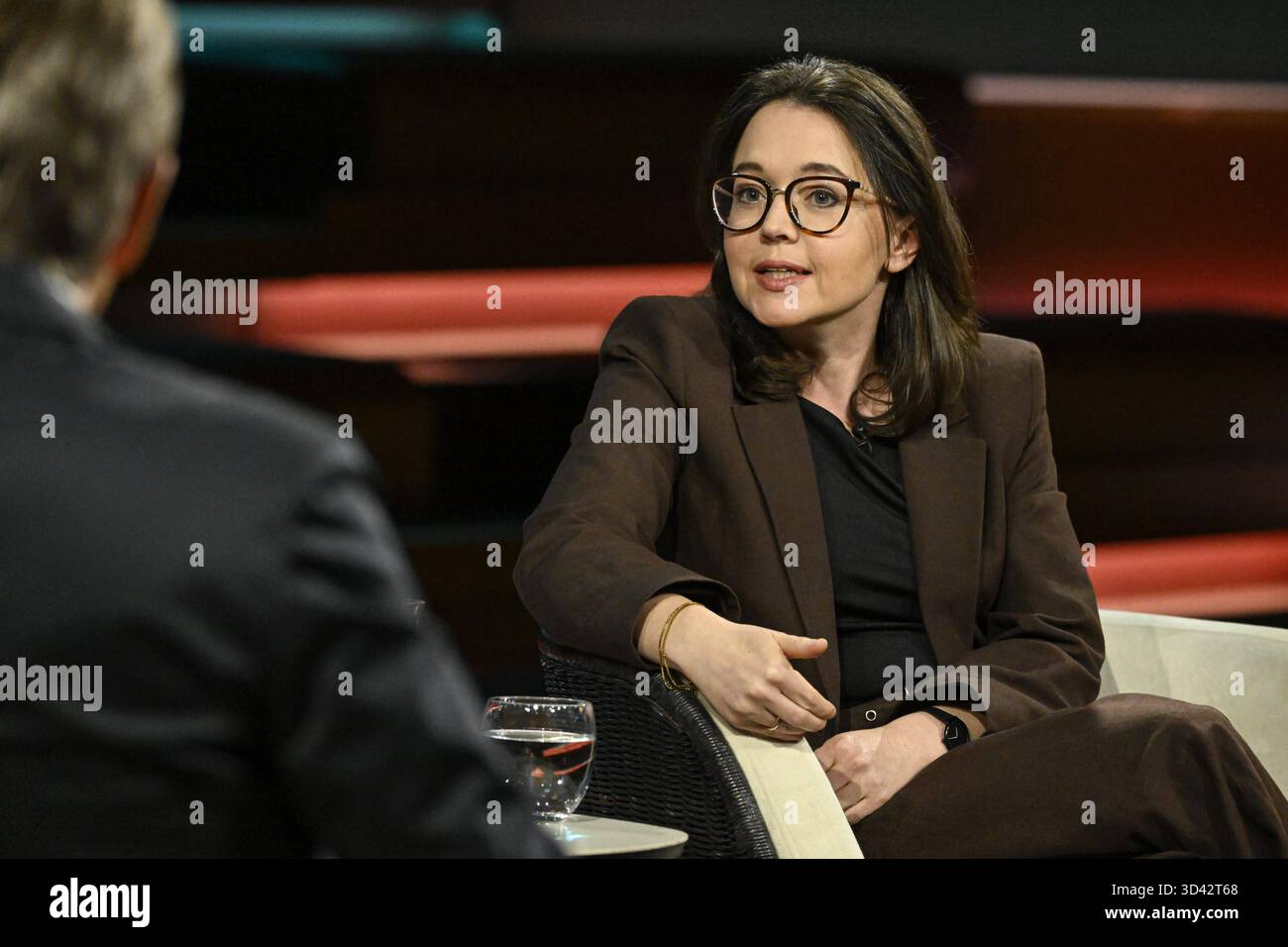 Markus Lanz mit Anne Hähnig 11/25 ihr Markus Lanz und Anne Hähnig am 4. November 2025 in Markus Lanz , ZDF TV Fernsehen Talkshow Talkshow Talkshow Show Deutschland deutsch deutsche Frau Journalistin Zeit Online Mann Italien italienisch italienischer italienisch-deutscher Moderator Fotografie Fotograf Journalismus Journalismus Journalist Autor Moderator Autor Moderator deutsch-italienische Moderatorin Fotografin german female quer halb sitzend sprechend gestikuliert *** Markus Lanz mit Anne Hähnig 11 25 Ihre Markus Lanz und Anne Hähnig am 4. November 2025 in Markus Lanz und Anne Hähnig TV Talk Show Stockfoto
