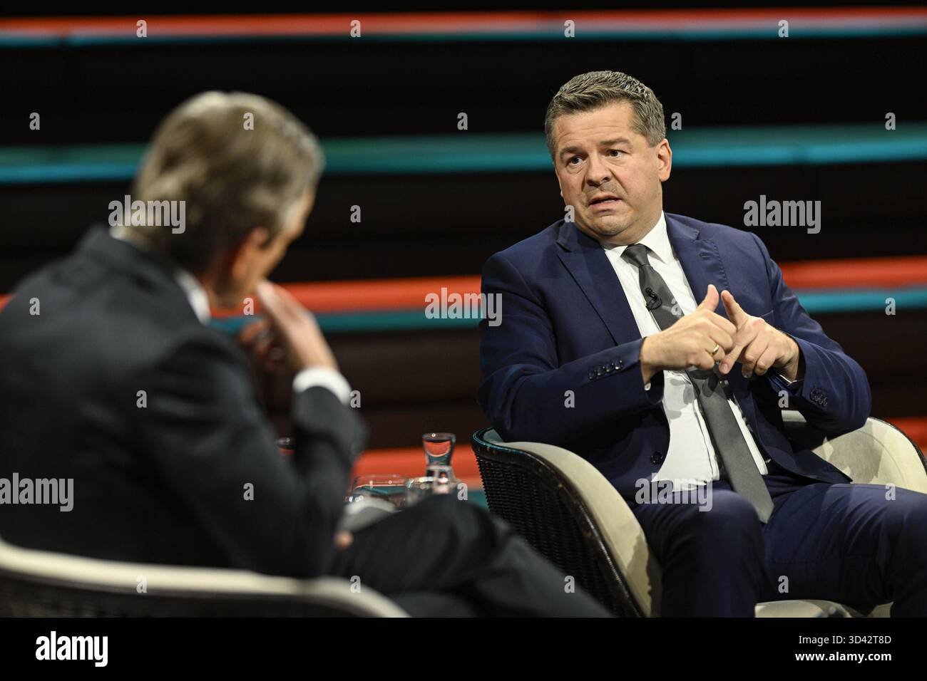 Markus Lanz li. Und Sven Schulze 11/25 ihr Markus Lanz li. mit Sven Schulze am 4. November 2025 in Markus Lanz , ZDF TV Fernsehen Talkshow Talkshow Talkshow Deutschland deutsch deutscher Mann Männer Politiker Politik CDU Sachsen-Anhalt Minister Landesminister Spitzenkandidat Mann Italien Italienisch Italienisch Italienisch-deutscher Moderator Fotografie Fotograf Journalist Journalismus Journalist Autor Autor Gastmoderator deutsch-italienisch Moderator Fotograf deutscher Politiker quer halb sitzend sprechend gestikuliert *** Markus Lanz li und Sven Schulze 11 25 ihr Markus Lanz Lanz Lanz Stockfoto