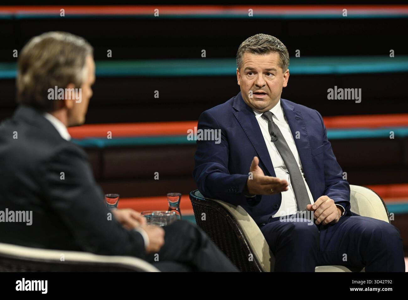 Markus Lanz li. Und Sven Schulze 11/25 ihr Markus Lanz li. mit Sven Schulze am 4. November 2025 in Markus Lanz , ZDF TV Fernsehen Talkshow Talkshow Talkshow Deutschland deutsch deutscher Mann Männer Politiker Politik CDU Sachsen-Anhalt Minister Landesminister Spitzenkandidat Mann Italien Italienisch Italienisch Italienisch-deutscher Moderator Fotografie Fotograf Journalist Journalismus Journalist Autor Autor Gastmoderator deutsch-italienisch Moderator Fotograf deutscher Politiker quer halb sitzend sprechend gestikuliert *** Markus Lanz li und Sven Schulze 11 25 ihr Markus Lanz Lanz Lanz Stockfoto