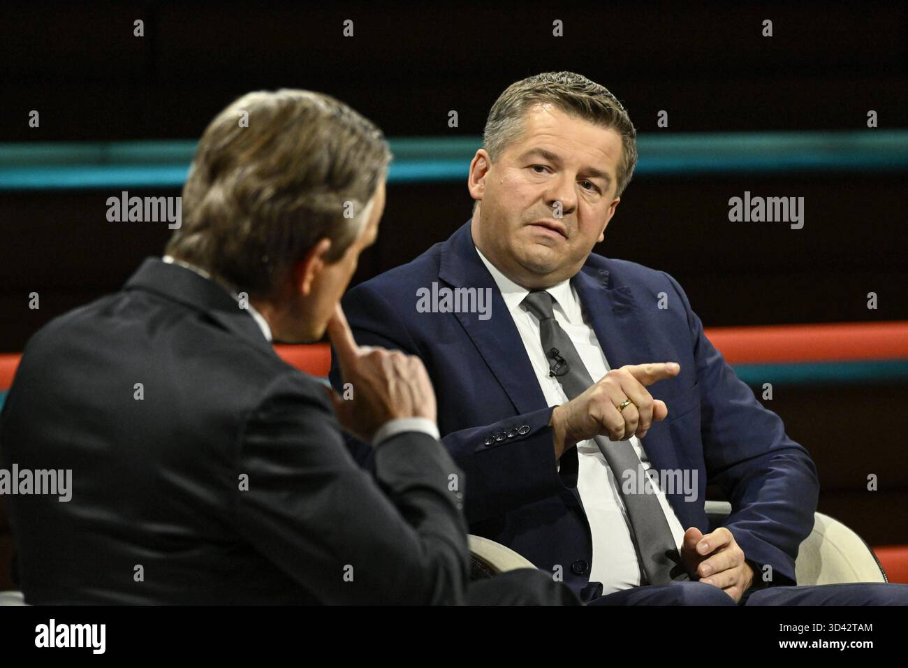 Markus Lanz li. Und Sven Schulze 11/25 ihr Markus Lanz li. mit Sven Schulze am 4. November 2025 in Markus Lanz , ZDF TV Fernsehen Talkshow Talkshow Talkshow Deutschland deutsch deutscher Mann Männer Politiker Politik CDU Sachsen-Anhalt Minister Landesminister Spitzenkandidat Mann Italien Italienisch Italienisch Italienisch-deutscher Moderator Fotografie Fotograf Journalist Journalismus Journalist Autor Autor Gastmoderator deutsch-italienisch Moderator Fotograf deutscher Politiker quer halb sitzend sprechend gestikuliert *** Markus Lanz li und Sven Schulze 11 25 ihr Markus Lanz Lanz Lanz Stockfoto
