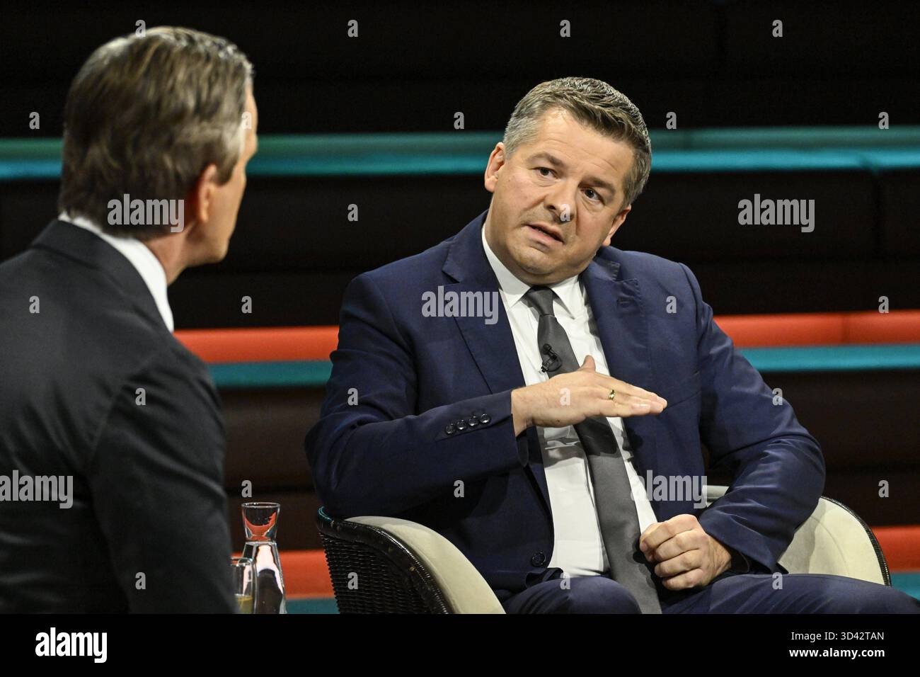 Markus Lanz li. Und Sven Schulze 11/25 ihr Markus Lanz li. mit Sven Schulze am 4. November 2025 in Markus Lanz , ZDF TV Fernsehen Talkshow Talkshow Talkshow Deutschland deutsch deutscher Mann Männer Politiker Politik CDU Sachsen-Anhalt Minister Landesminister Spitzenkandidat Mann Italien Italienisch Italienisch Italienisch-deutscher Moderator Fotografie Fotograf Journalist Journalismus Journalist Autor Autor Gastmoderator deutsch-italienisch Moderator Fotograf deutscher Politiker quer halb sitzend sprechend gestikuliert *** Markus Lanz li und Sven Schulze 11 25 ihr Markus Lanz Lanz Lanz Stockfoto