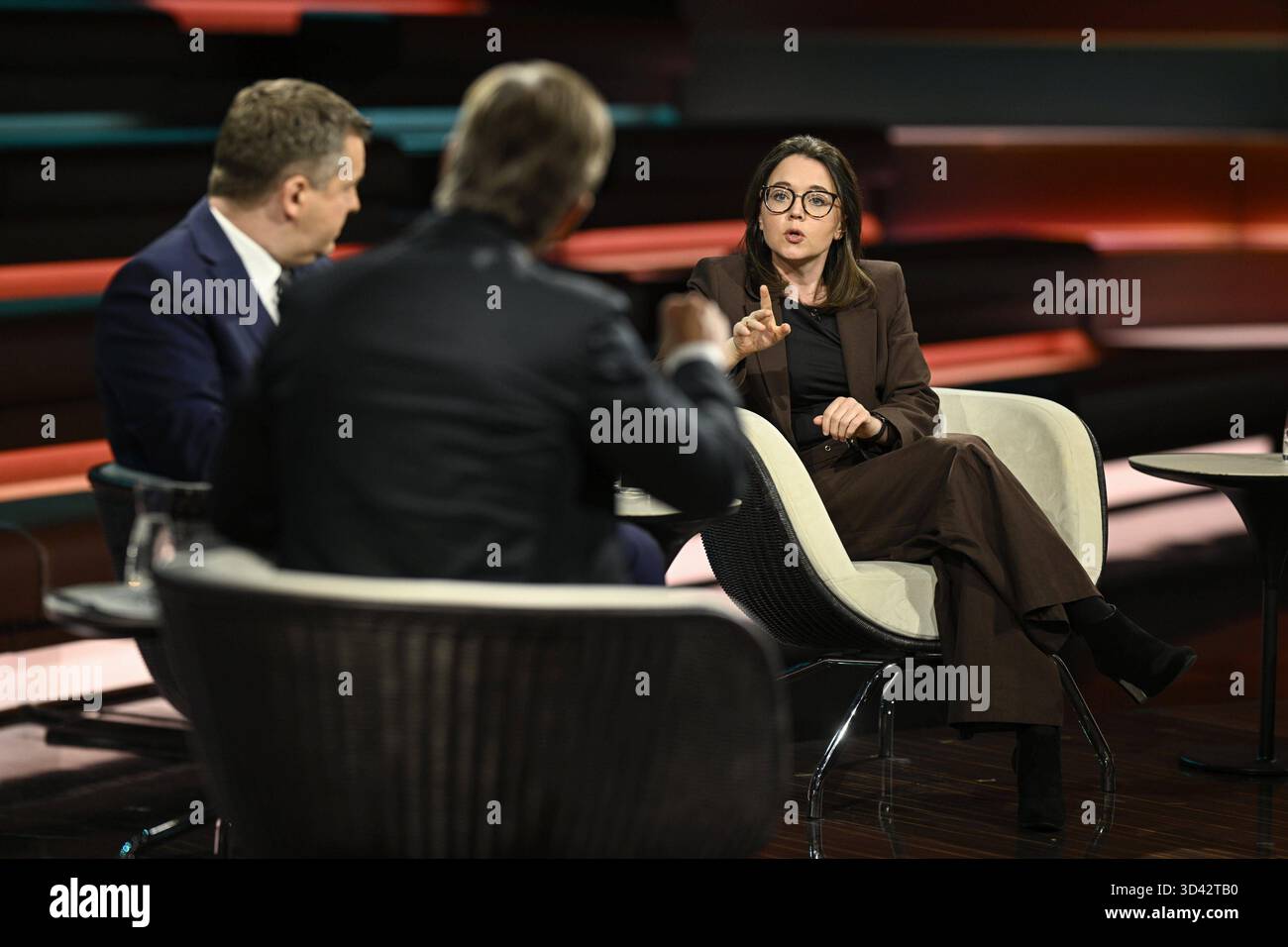 Talkrunde bei Markus Lanz , ZDF 11/25 her Sven Schulze, Markus Lanz und Anne Hähnig v.li. Am 4. November 2025 in Markus Lanz , ZDF TV Fernsehen Talkshow Talkshow Talkshow Deutschland deutsch deutsche Frau deutscher Mann Männer Politiker Politik CDU Sachsen-Anhalt Minister Landesminister Spitzenkandidat Journalistin Zeit Online Mann Italien italienisch italienisch-deutscher Moderator Fotografie Fotograf Journalist Journalismus Journalist Autor Autor Gastgeberin deutsch-italienischer Moderator Fotografin deutsche Politikerin quer ganz freistellbar sitzend sprechend gestikuli Stockfoto