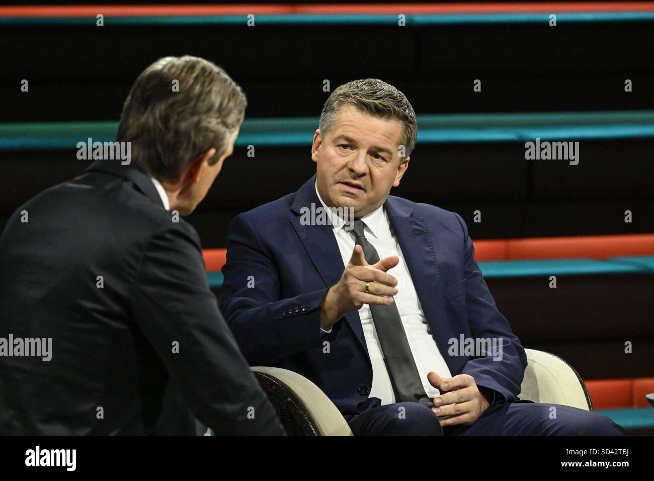 Markus Lanz li. Und Sven Schulze 11/25 ihr Markus Lanz li. mit Sven Schulze am 4. November 2025 in Markus Lanz , ZDF TV Fernsehen Talkshow Talkshow Talkshow Deutschland deutsch deutscher Mann Männer Politiker Politik CDU Sachsen-Anhalt Minister Landesminister Spitzenkandidat Mann Italien Italienisch Italienisch Italienisch-deutscher Moderator Fotografie Fotograf Journalist Journalismus Journalist Autor Autor Gastmoderator deutsch-italienisch Moderator Fotograf deutscher Politiker quer halb sitzend sprechend gestikuliert *** Markus Lanz li und Sven Schulze 11 25 ihr Markus Lanz Lanz Lanz Stockfoto