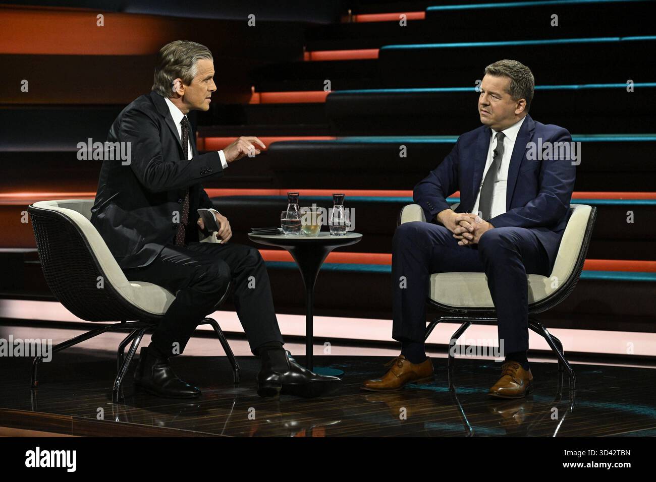 Markus Lanz li. Und Sven Schulze 11/25 ihr Markus Lanz li. mit Sven Schulze am 4. November 2025 in Markus Lanz , ZDF TV Fernsehen Talkshow Talkshow Talkshow Deutschland deutsch deutscher Mann Männer Politiker Politik CDU Sachsen-Anhalt Minister Landesminister Spitzenkandidat Mann Italien italienisch italienisch-deutscher Moderator Fotografie Fotograf Journalismus Journalismus Journalist Autor Autor Gastmoderator deutsch-italienischer Moderator Fotograf deutscher Politiker quer ganz freistellbar sitzend sprechend gestikuliert *** Markus Lanz li und Sven Schulze 11 25 her Stockfoto