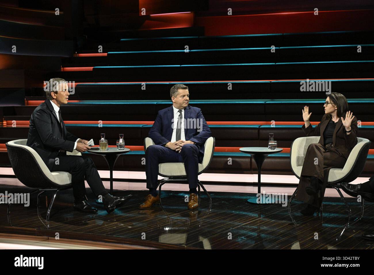 Talkrunde bei Markus Lanz , ZDF 11/25 her Markus Lanz, Sven Schulze und Anne Hähnig v.li. Am 4. November 2025 in Markus Lanz , ZDF TV Fernsehen Talkshow Talkshow Talkshow Deutschland deutsch deutsche Frau deutscher Mann Männer Politiker Politik CDU Sachsen-Anhalt Minister Landesminister Spitzenkandidat Journalistin Zeit Online Mann Italien italienisch italienisch-deutscher Moderator Fotografie Fotograf Journalist Journalismus Journalist Autor Autor Gastgeberin deutsch-italienischer Moderator Fotografin deutsche Politikerin quer ganz freistellbar sitzend sprechend gestikuli Stockfoto