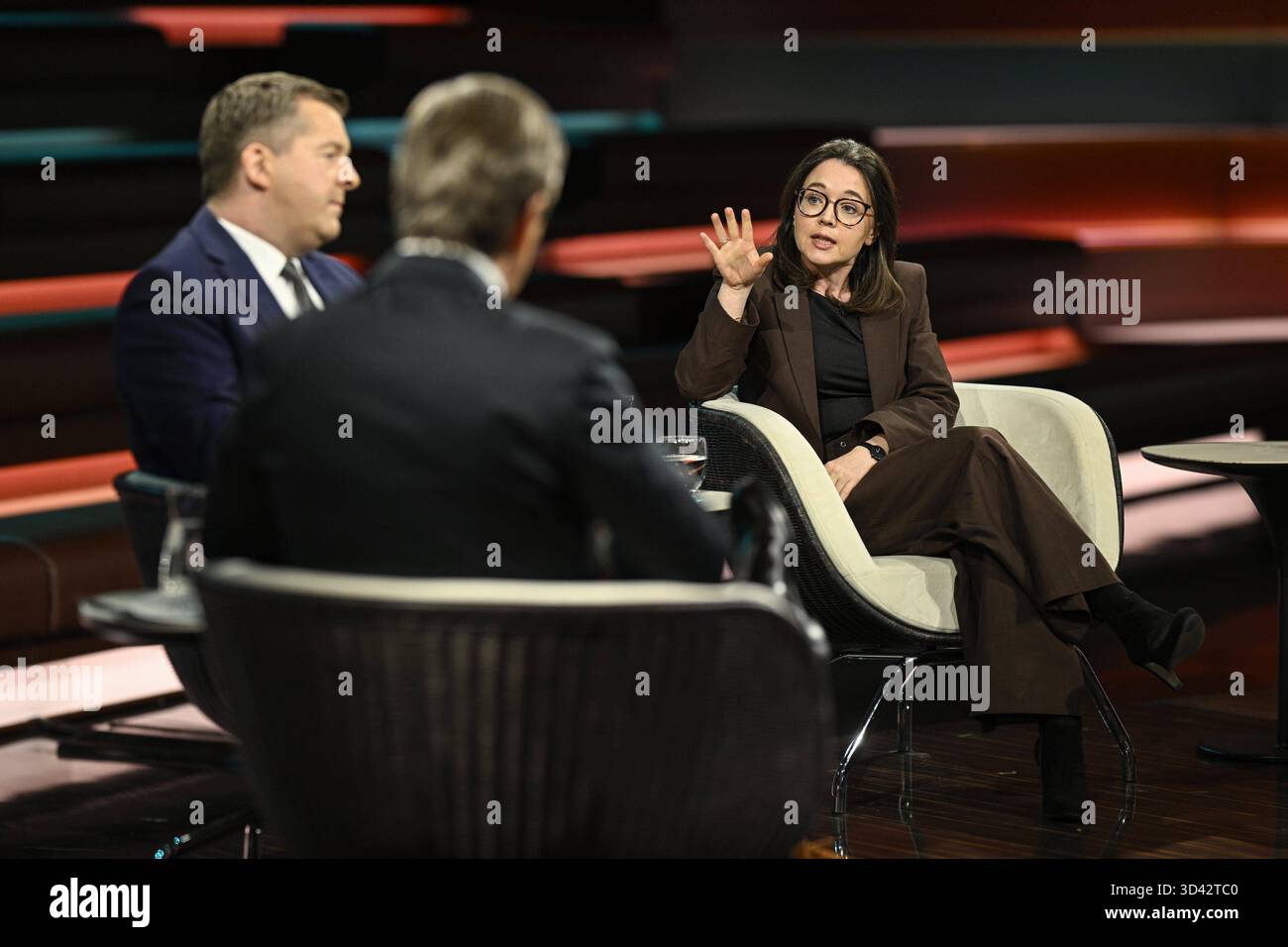 Talkrunde bei Markus Lanz , ZDF 11/25 her Sven Schulze, Markus Lanz und Anne Hähnig v.li. Am 4. November 2025 in Markus Lanz , ZDF TV Fernsehen Talkshow Talkshow Talkshow Deutschland deutsch deutsche Frau deutscher Mann Männer Politiker Politik CDU Sachsen-Anhalt Minister Landesminister Spitzenkandidat Journalistin Zeit Online Mann Italien italienisch italienisch-deutscher Moderator Fotografie Fotograf Journalist Journalismus Journalist Autor Autor Gastgeberin deutsch-italienischer Moderator Fotografin deutsche Politikerin quer ganz freistellbar sitzend sprechend gestikuli Stockfoto