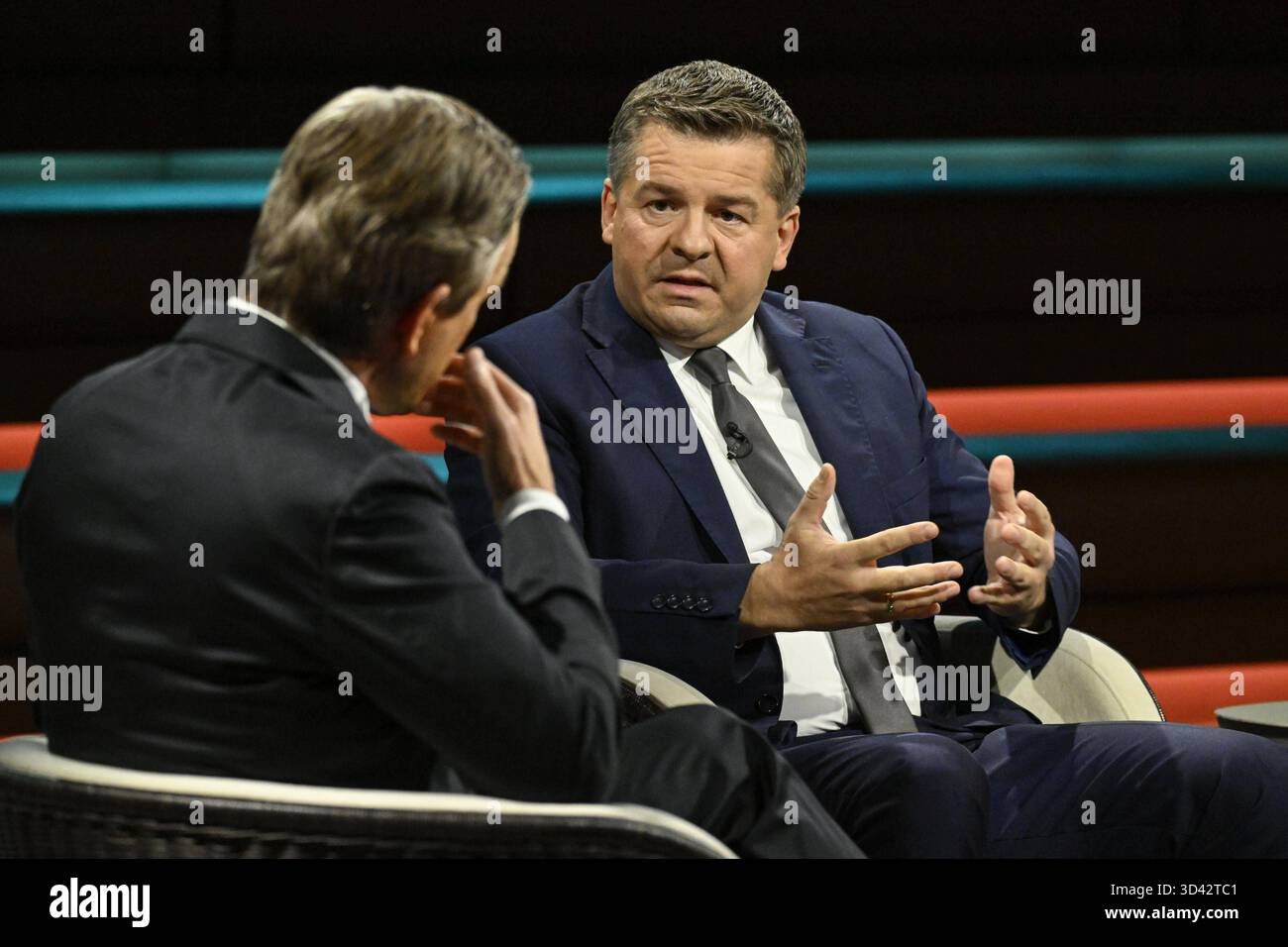 Markus Lanz li. Und Sven Schulze 11/25 ihr Markus Lanz li. mit Sven Schulze am 4. November 2025 in Markus Lanz , ZDF TV Fernsehen Talkshow Talkshow Talkshow Deutschland deutsch deutscher Mann Männer Politiker Politik CDU Sachsen-Anhalt Minister Landesminister Spitzenkandidat Mann Italien Italienisch Italienisch Italienisch-deutscher Moderator Fotografie Fotograf Journalist Journalismus Journalist Autor Autor Gastmoderator deutsch-italienisch Moderator Fotograf deutscher Politiker quer halb sitzend sprechend gestikuliert *** Markus Lanz li und Sven Schulze 11 25 ihr Markus Lanz Lanz Lanz Stockfoto