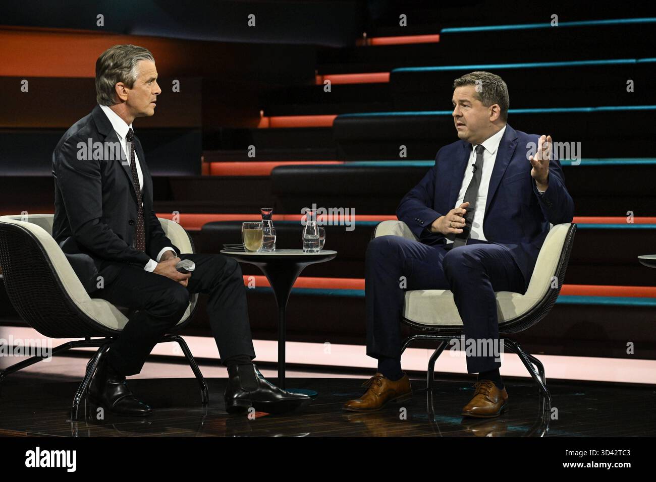 Markus Lanz li. Und Sven Schulze 11/25 ihr Markus Lanz li. mit Sven Schulze am 4. November 2025 in Markus Lanz , ZDF TV Fernsehen Talkshow Talkshow Talkshow Deutschland deutsch deutscher Mann Männer Politiker Politik CDU Sachsen-Anhalt Minister Landesminister Spitzenkandidat Mann Italien italienisch italienisch-deutscher Moderator Fotografie Fotograf Journalismus Journalismus Journalist Autor Autor Gastmoderator deutsch-italienischer Moderator Fotograf deutscher Politiker quer ganz freistellbar sitzend sprechend gestikuliert *** Markus Lanz li und Sven Schulze 11 25 her Stockfoto