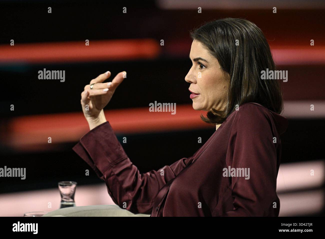 Karina Mößbauer Journalistin 10/25 Ihre Karina Mößbauer am 29. Oktober 2025 in Markus Lanz , ZDF Aufzeichnung vom 28. Oktober 2025 TV Fernsehen Talkshow Talk Show Deutschland deutsch deutsche Frau Autorin Journalismus Korrespondentin Chefkorrespondentin die Pionierjournalistin german female quer halb sitzend sprechend gestikuliert Profil *** Karina Mößbauer Journalistin 10 25 Ihre Karina Mößbauer Journalistin am 29. Oktober 2025 in Markus Lanz , ZDF Aufnahme vom 28. Oktober 2025 TV Talk Show Talk Show Deutschland Deutsche Autorin Journalismus Korrespondentin T Stockfoto