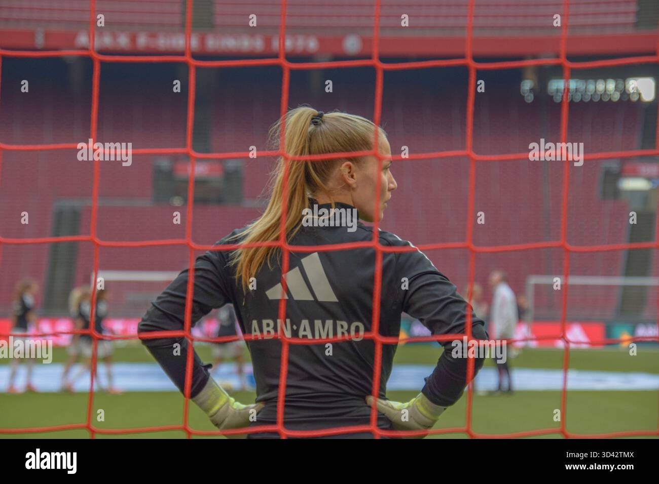 Amsterdam, Niederlande. November 2025. Torhüterin Regina Van Eijk (1 Ajax) vor dem Spiel zwischen Ajax und PSV-Frauen im Johan Cruijff stadion in Amsterdam, Niederlande. Quelle: SPP Sport Pressefoto. /Alamy Live News Stockfoto