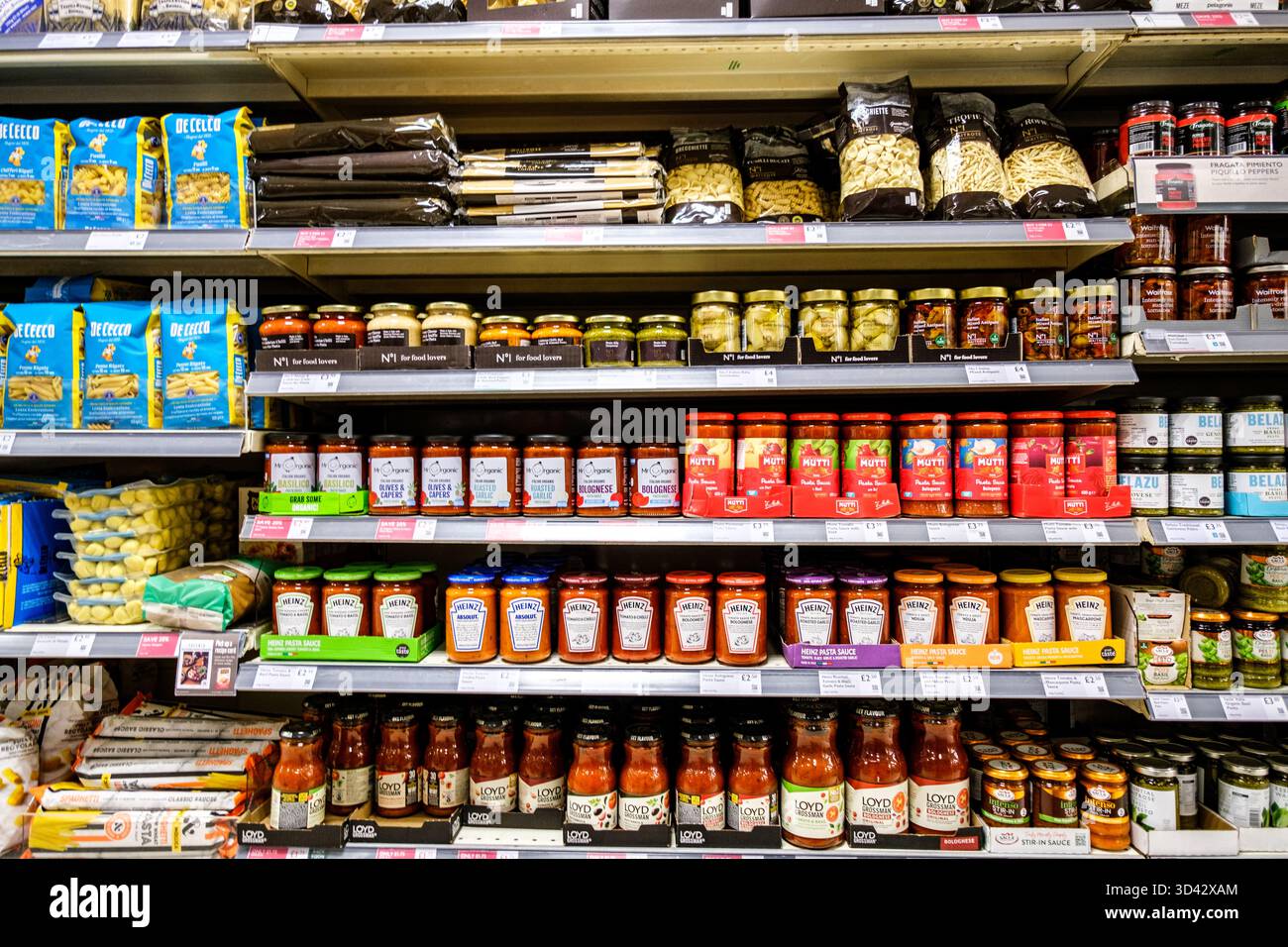 London UK, 06. November 2025, Auswahl an italienischen Saucen und Pasta Stockfoto